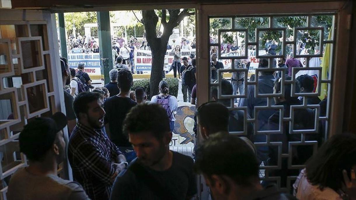 تظاهرکنندگان یونانی وارد ساختمان وزارت گردشگری شدند