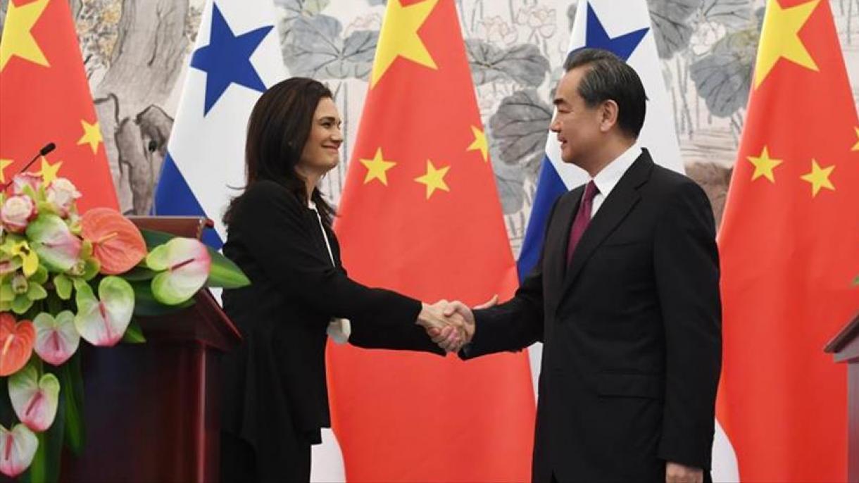 中国与巴拿马建立外交关系