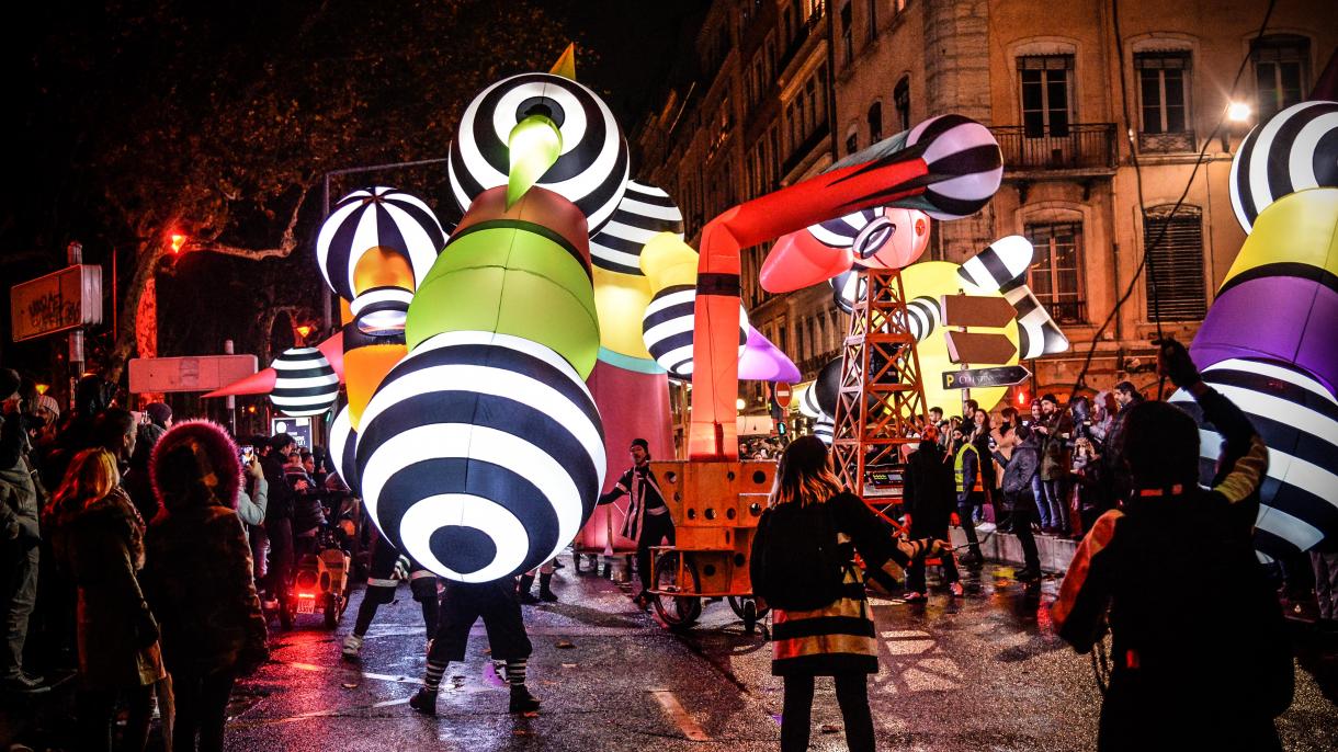 France: La fête des lumières illumine les derniers jours de 2017 à Lyon