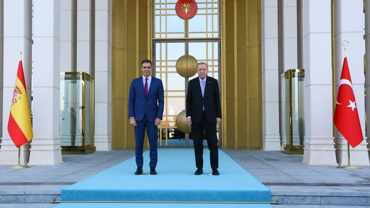 Эрдоган Испаниянын премьер  -  министри Санчезди  расмий азем менен тосуп алды