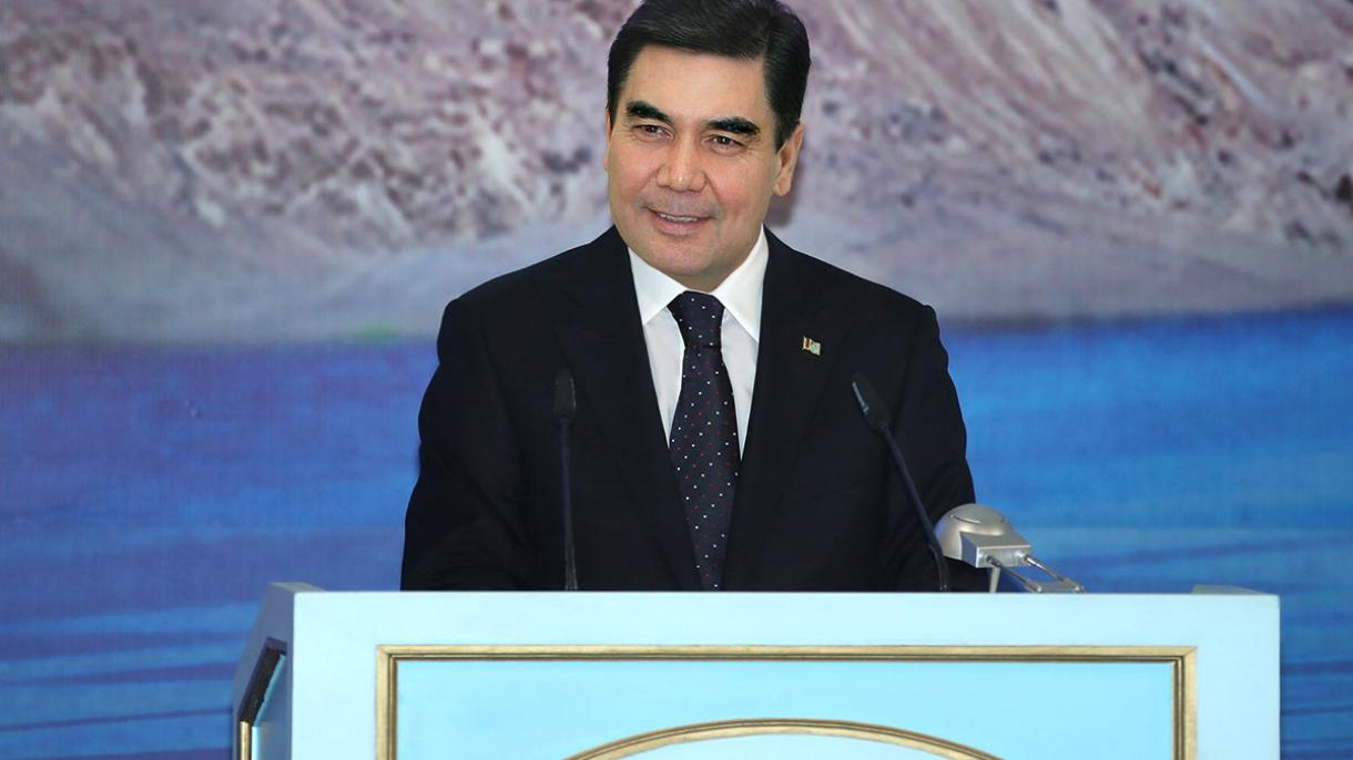 Türkmenistanyň Prezidenti Bitaraplyk binasyna gül goýmak dabarasyna gatnaşdy