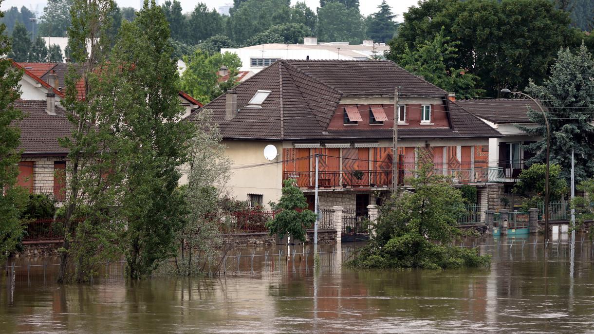 فرانس میں شدید بارشوں کا سلسلہ جاری،دریائے سین میں طغیانی آ گئی