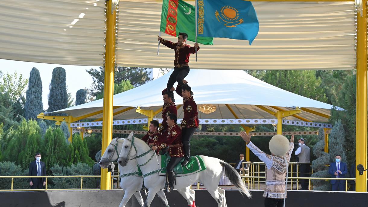 Kazakistan Türkmenistan At üstünde Bayrak gösterisi.jpg