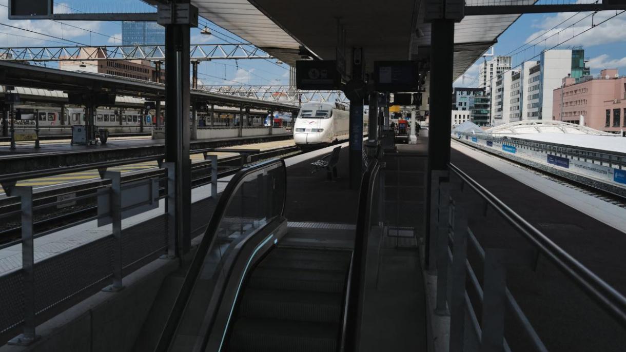 فرانس میں نانٹیس پیرس لائن پرآتشزدگی  کی وجہ سے مسافرکئی گھنٹے ٹرین ہی میں محصور