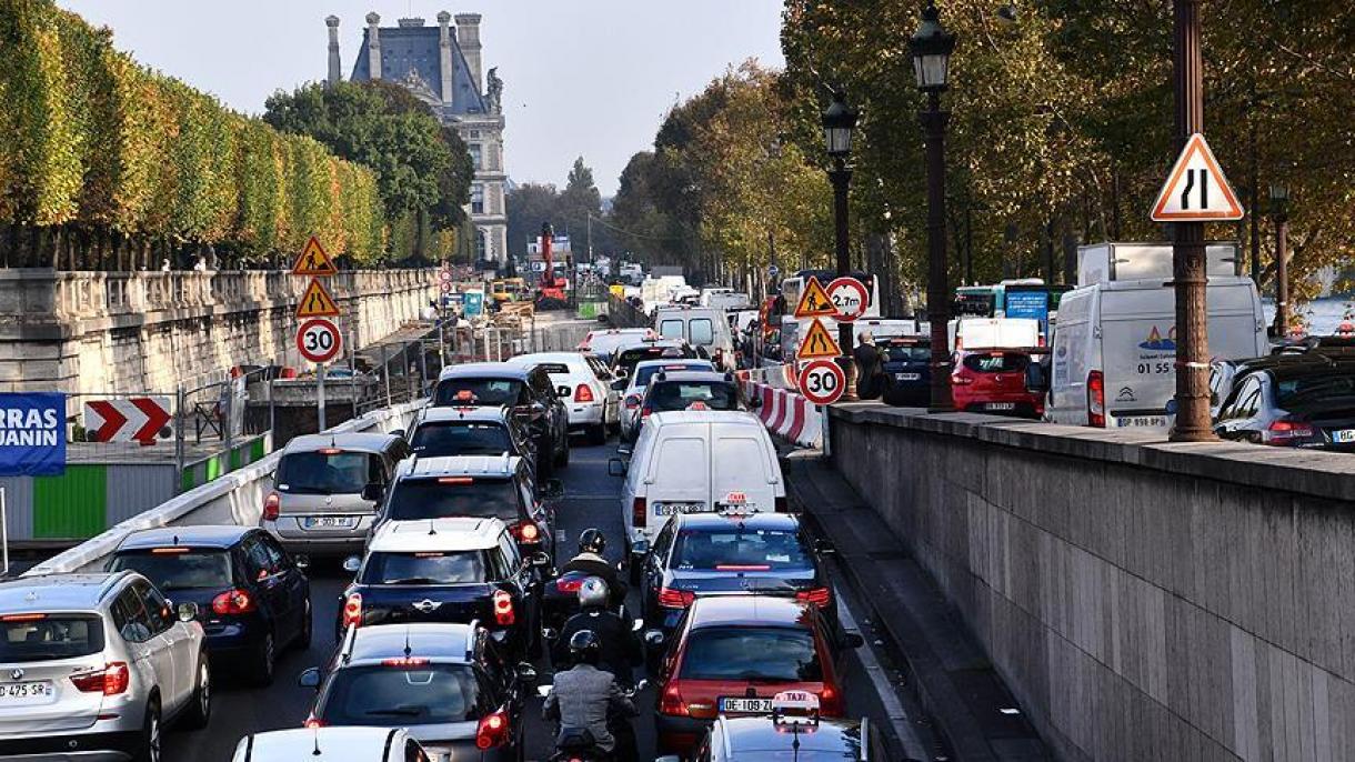 法国民众抗议新劳动法 首都交通陷入瘫痪