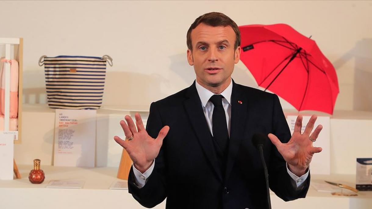 Macronnak távoznia kellett egy színházi előadásról a tüntetők ostroma miatt