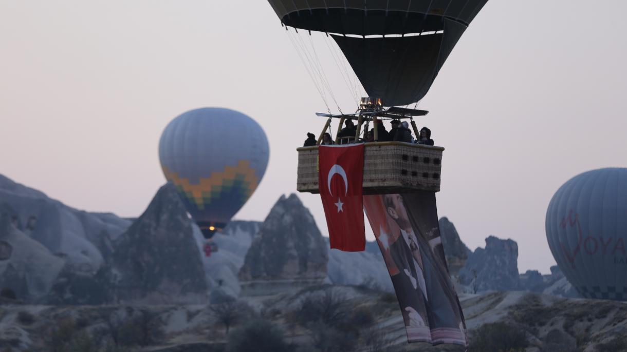 Volaron con banderas turcas y el póster de Atatürk los globos en Capadocia