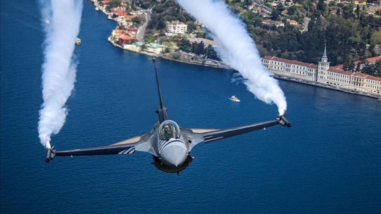 Türkiye Hərbi Hava Qüvvələrinin qırıcıları İstanbul səmalarında salamlama uçuşu həyata keçirib