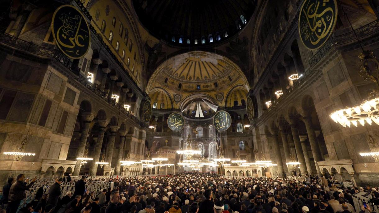 İstanbulnı ciñep alunıñ 570 yıllığı qotlana
