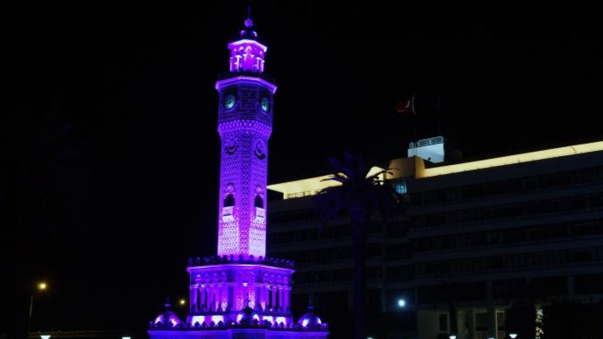 Izmirdagi soat minorasi Xalqaro Alzgeymer kuni munosabati bilan siyohrang chiroqlar bilan yoritildi