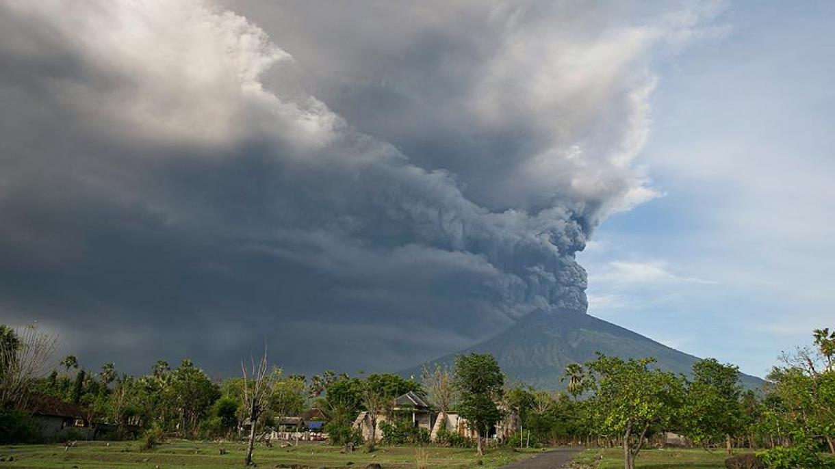 جزیرہ بالی میں واقع آتش فشاں پھٹ پڑا،فضا پر دھویں کا راج