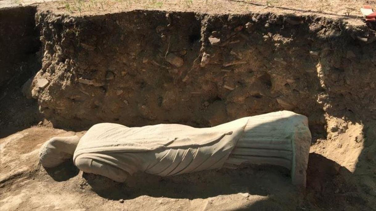 Arxeologlar Turkiyada 1700 yillik haykalni topishdi