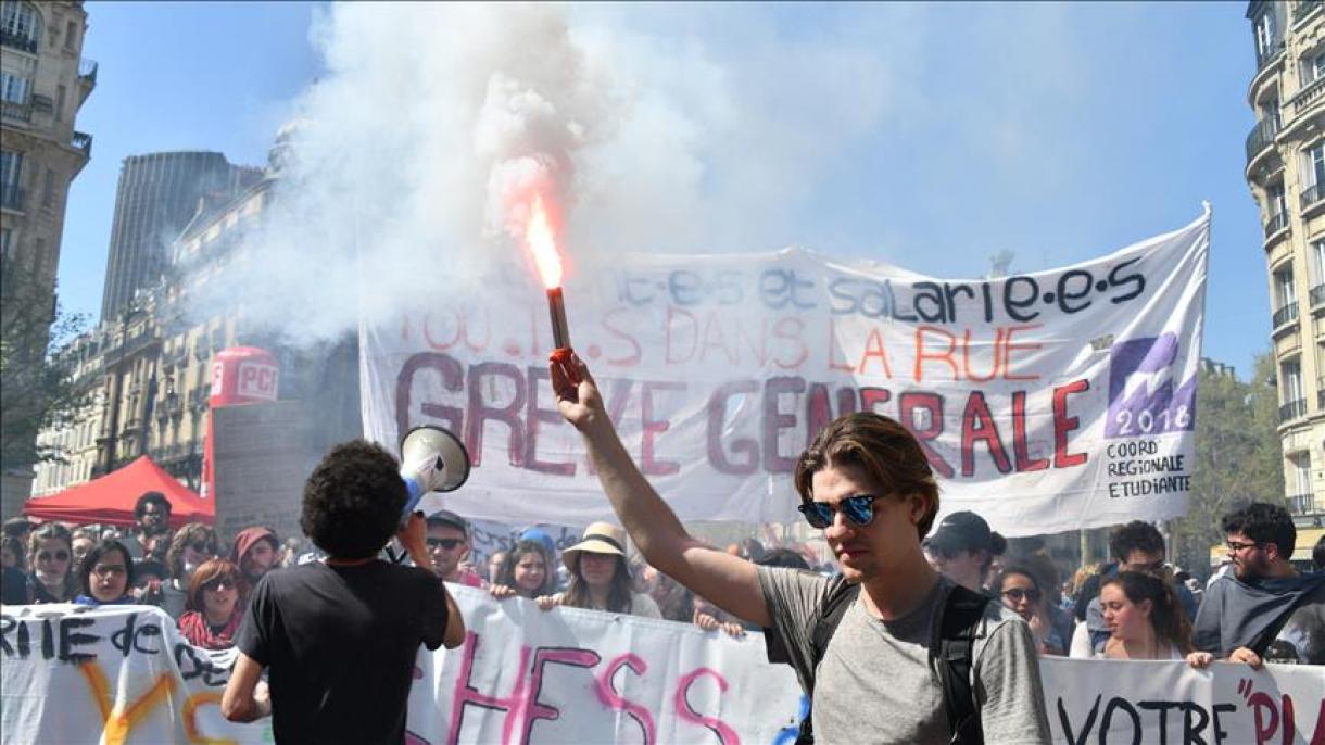 Manifestation à Paris: des heurts entre forces de l’ordre et manifestants