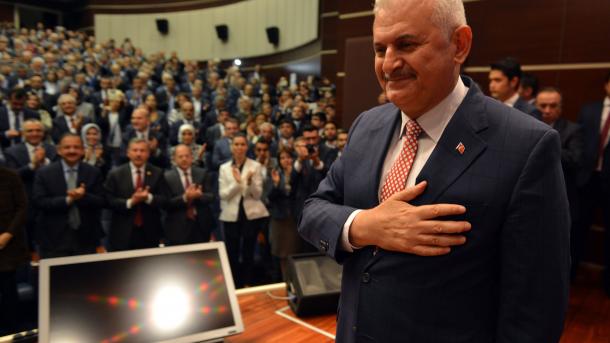 Ahmet Davutoglu félicite Binali Yildirim, le nouveau candidat à la présidence de l'AKP