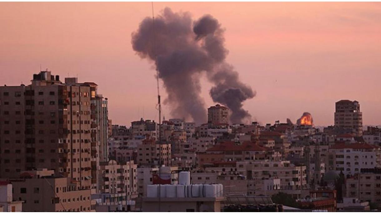 Израел бомбардира нивите в Газа...