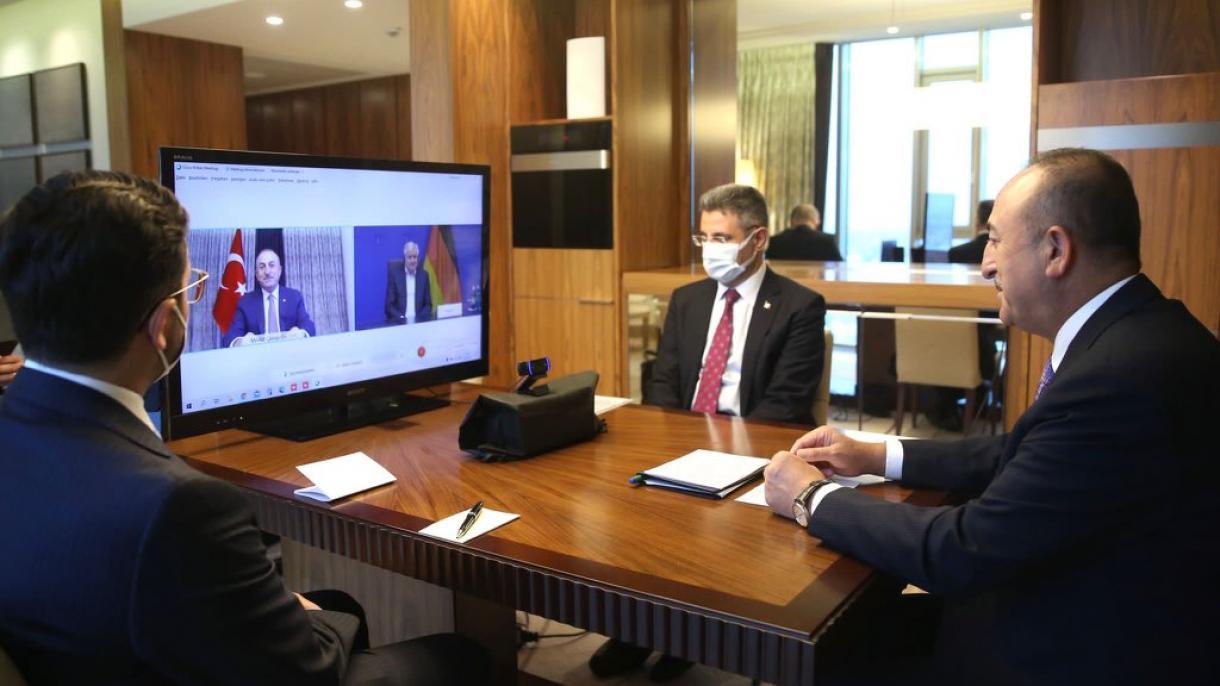 Çavuşoglu conversa com Seehofer para discutir a cooperação turco-alemã em várias questões