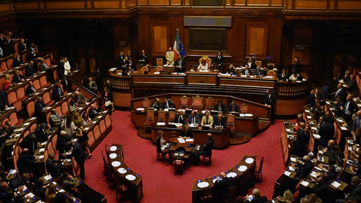 در ایتالیا، کونته نخست‌وزیر از مجلس سنا رأی اعتماد گرفت