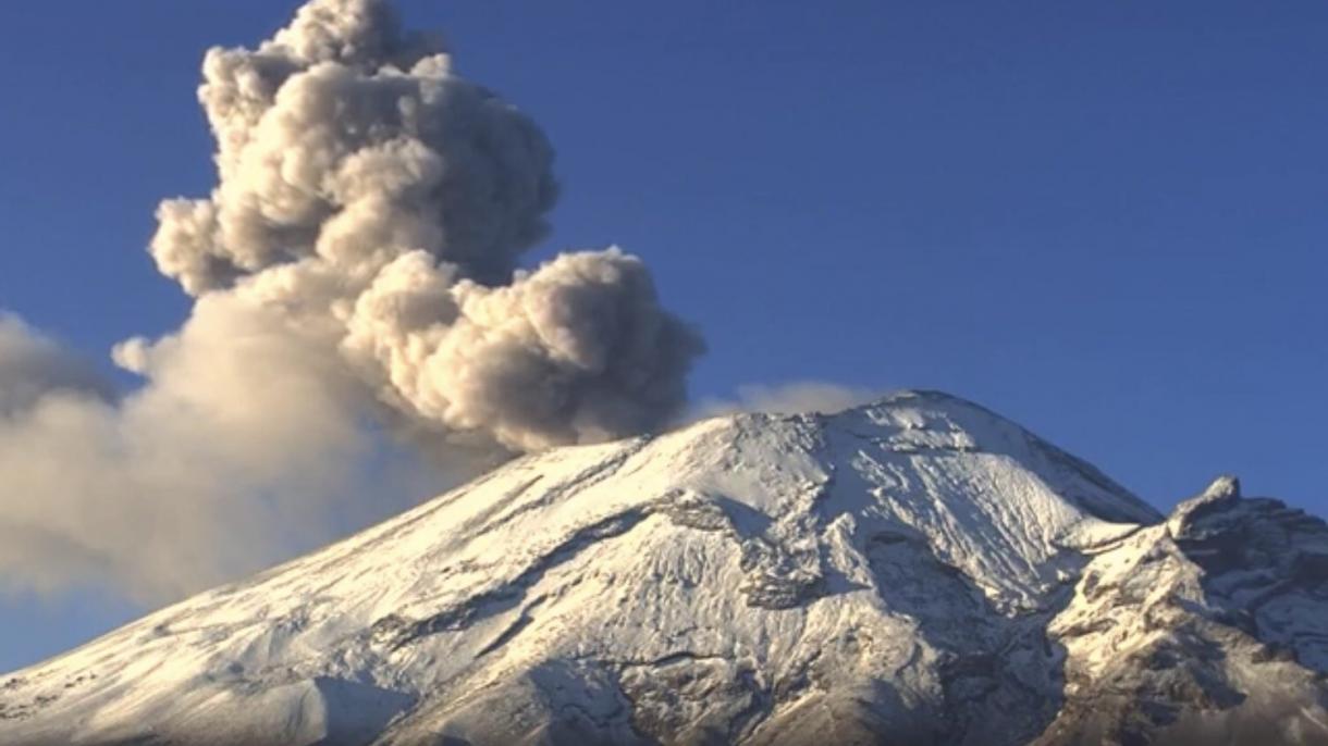 Una nueva explosión en el Popocatépetl en México alertó a localidades cercanas