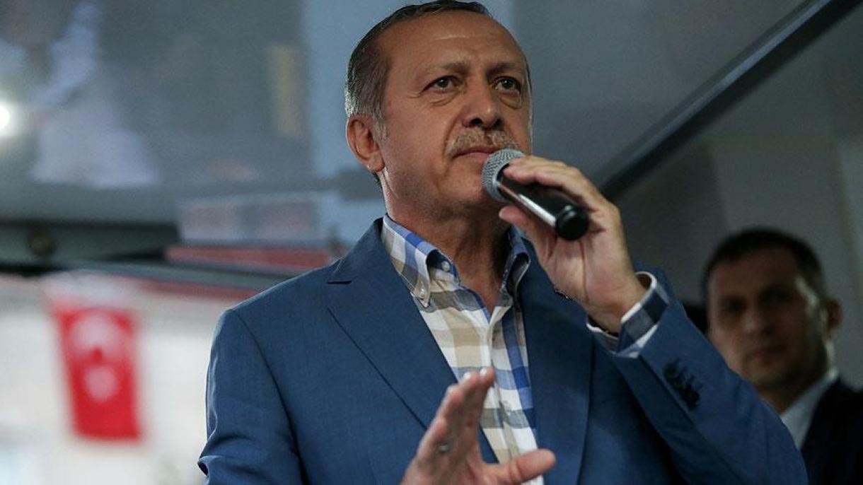 Президент Стамбұлда үйінің алдында жиналған азаматтарға үн қатты