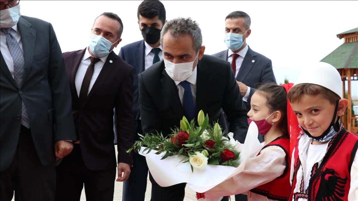 Ministri turk i Arsimit vizitoi shkollat e Maarif-it dhe filloren "Elena Gjika" në Kosovë
