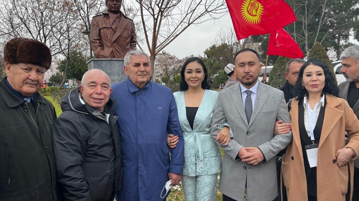 Cengiz-Aytmatovun-heykelinin-acilisi-Antalya-4.jpg