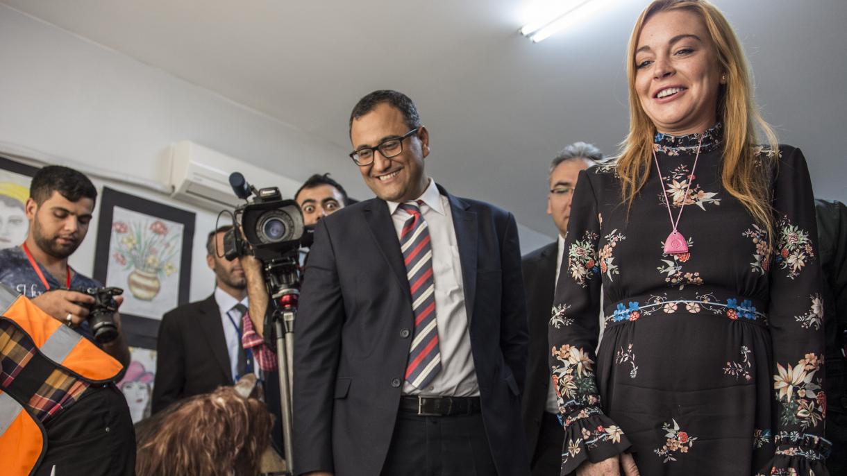 Aktorja amerikane Lindsay Lohan viziton kampin e refugjatëve sirianë në Gazinatep të Turqisë
