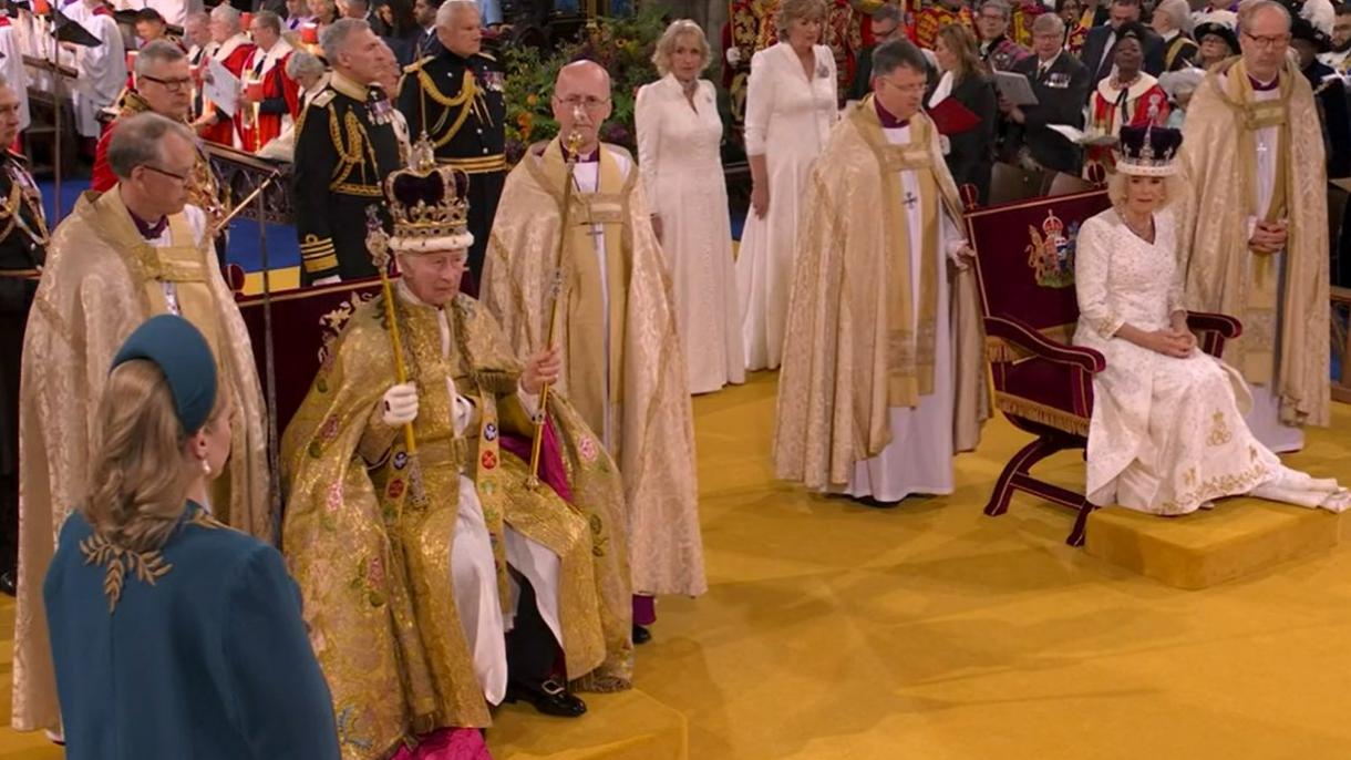 Rey Calos III de la Inglaterra fue coronado en la ceremonia realizada en la Abadía de Westminister