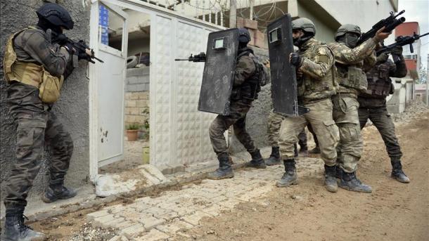 Forze armate turche continuano a colpire le basi del PKK