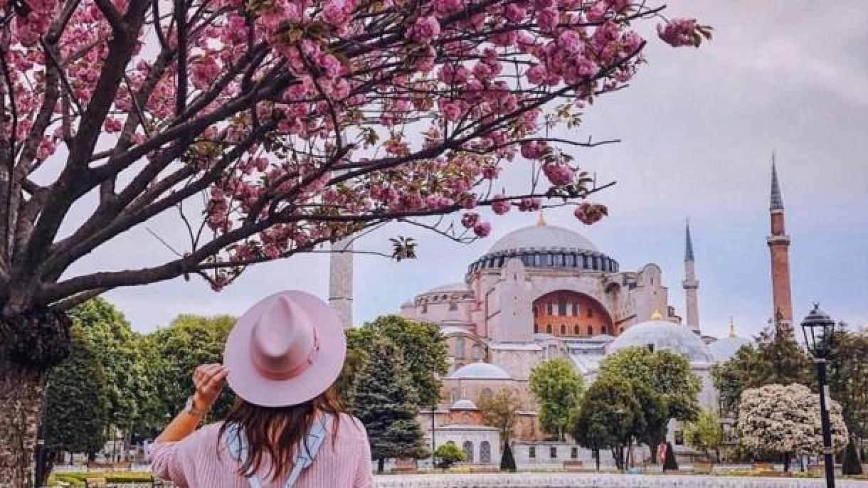 A tranzitutasok díjtalan megismerhetik Isztambul történelmi és természeti szépségeit.