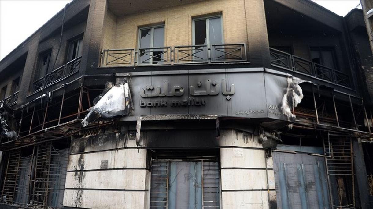 İranlılar etiraz bildirir, digər tərəfdən bank və şöbələrinə zərər vururlar