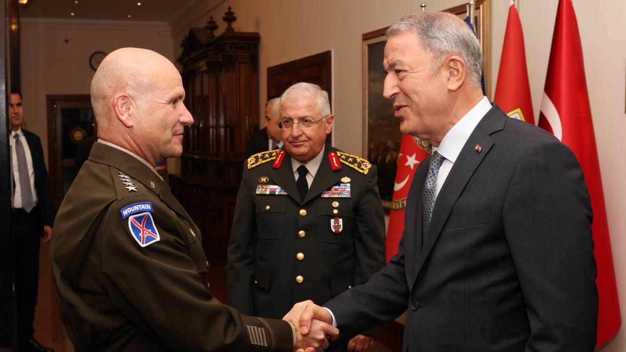 ჰულუსი აქარი და იაშარ გიულერი კრისტოფერ კავოლის შეხვდა
