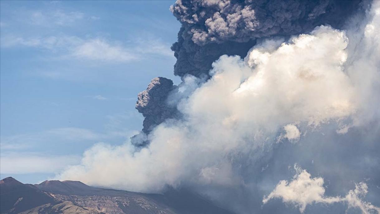 Italia, Isola di Vulcano: evacuazione notturna per i gas tossici