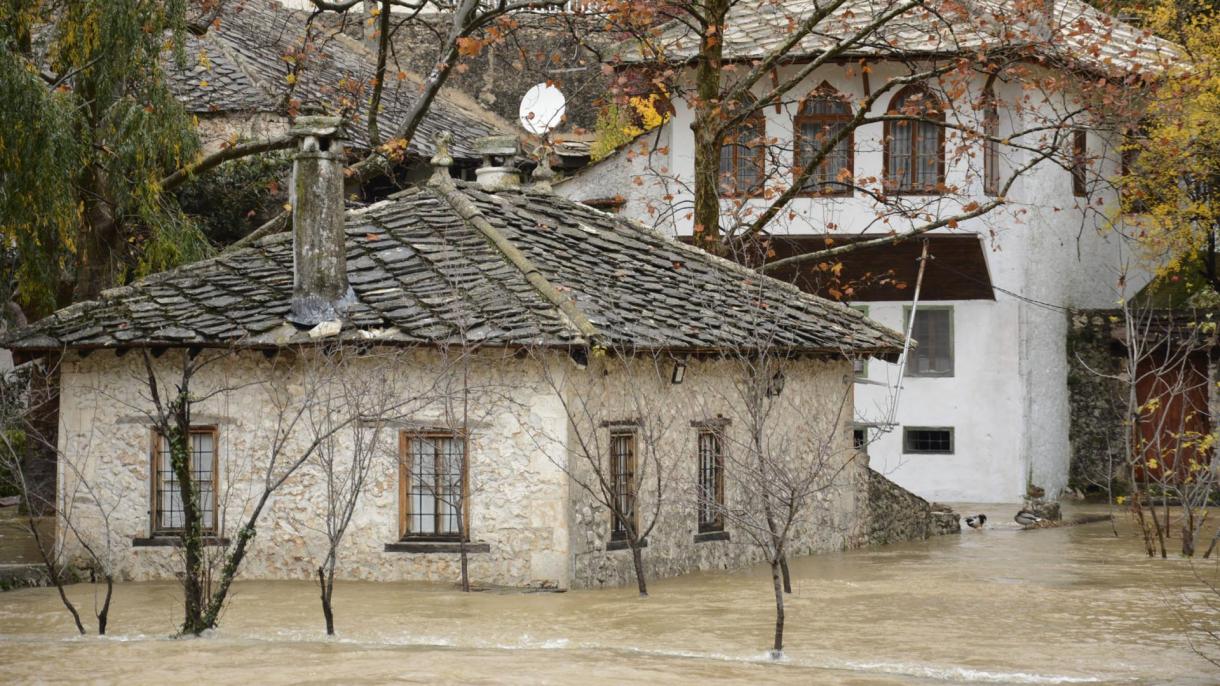 波黑和克罗地亚暴雨引发洪灾