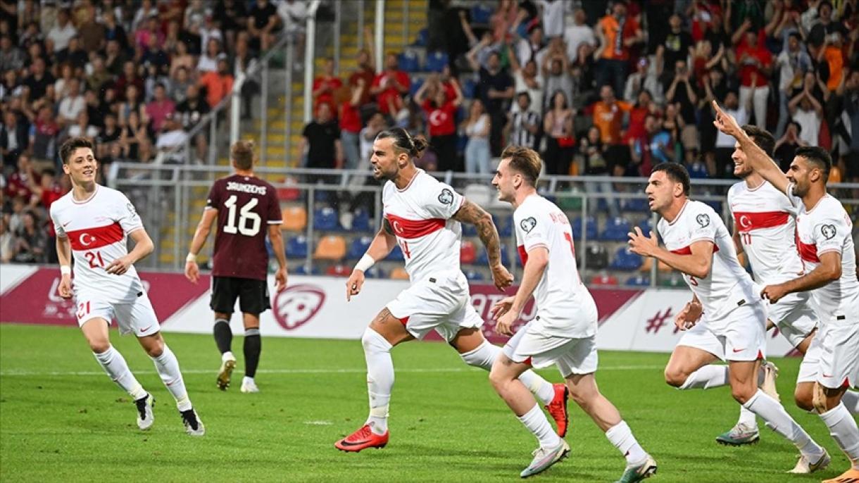 La selección turca venció 3-2 a Letonia