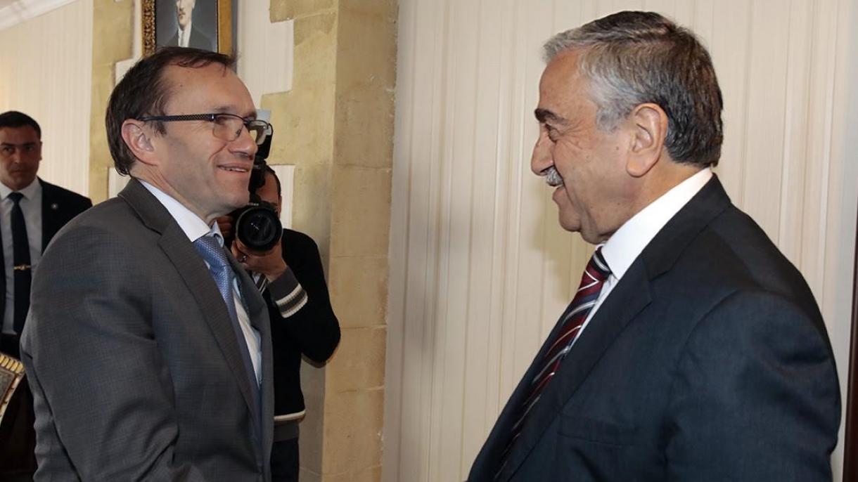 Συνάντηση Έιντε-Ακιντζί ενόψει της επανέναρξης των συνομιλιών για το Κυπριακό