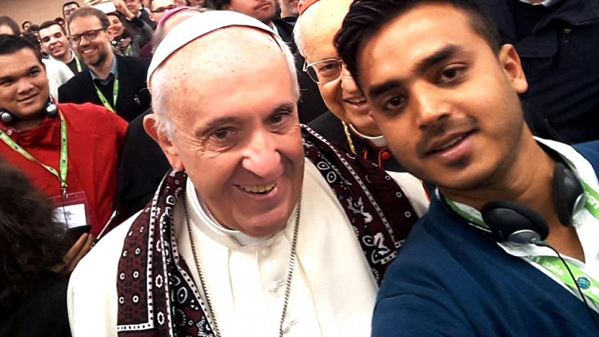 پاکستانی نوجوان نے پاپائے روم کواجرک تحفے میں دی،پاپا خوش ہو گئے