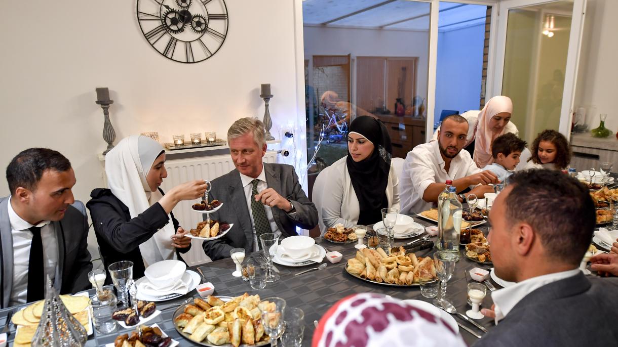 Le roi Philippe de Belgique participe à un dîner de rupture du jeûne chez une famille marocaine