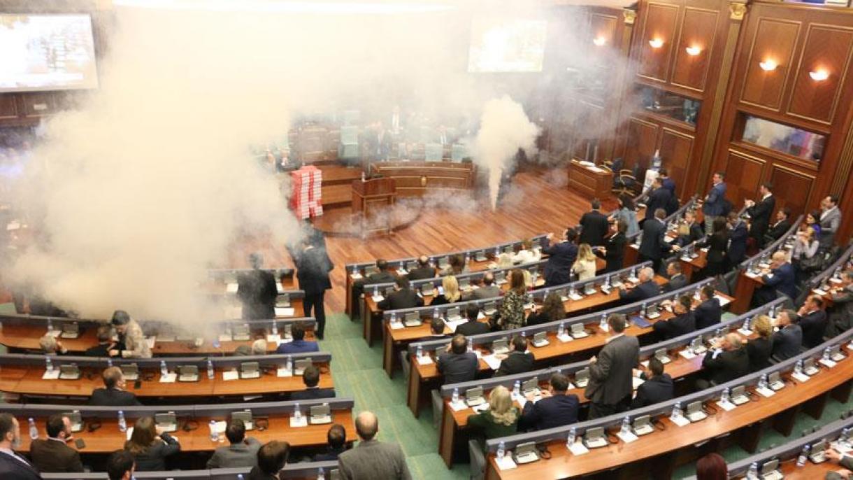 Kosova parlamentında gaz bombası attılar