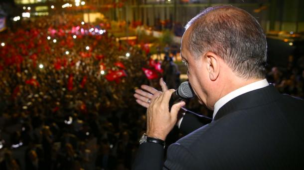 Dövlət başçısı Rəcəb Tayyib Ərdoğan Adnan Mǝndǝrǝs hava limanında coşğulu izdihama səslənib