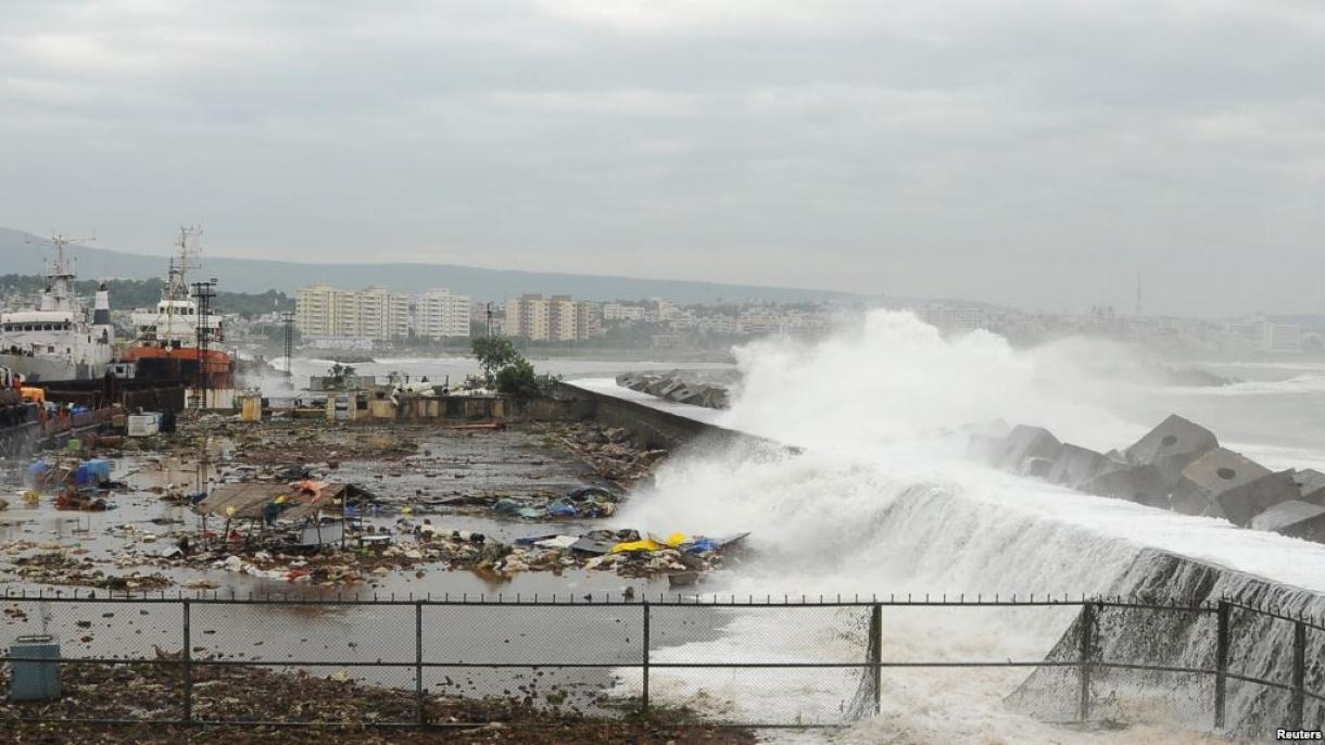 印度因飓风撤离数万人