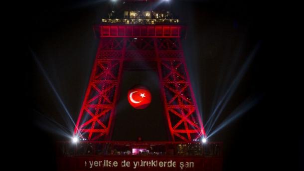 eyfel kulesi turk bayragi euro 2016 2.jpg