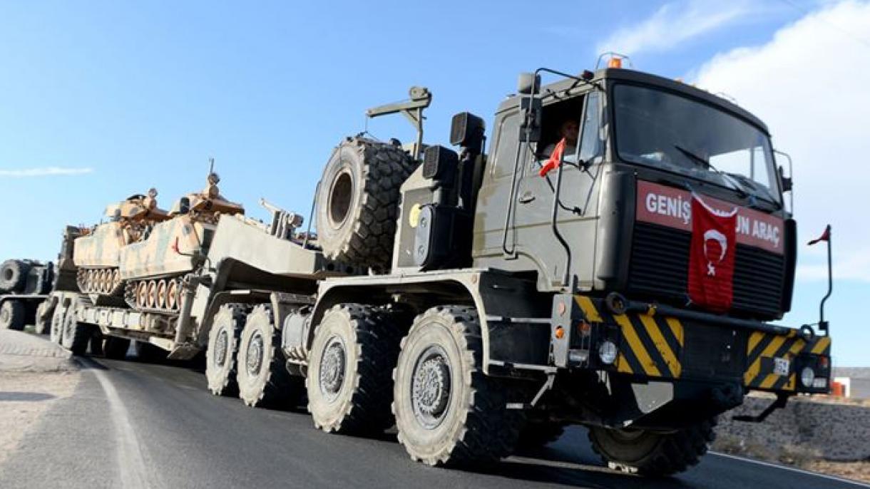 Novo comboio de carros de combate se movem para a fronteira sul da Turquia