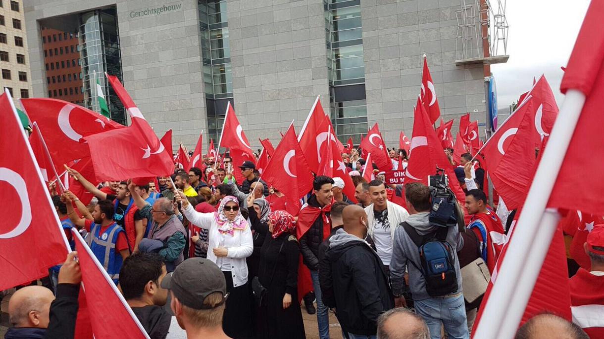 世界各地民众继续举行支持土耳其政府示威