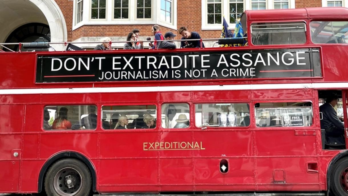 londra assange protesto.jpg