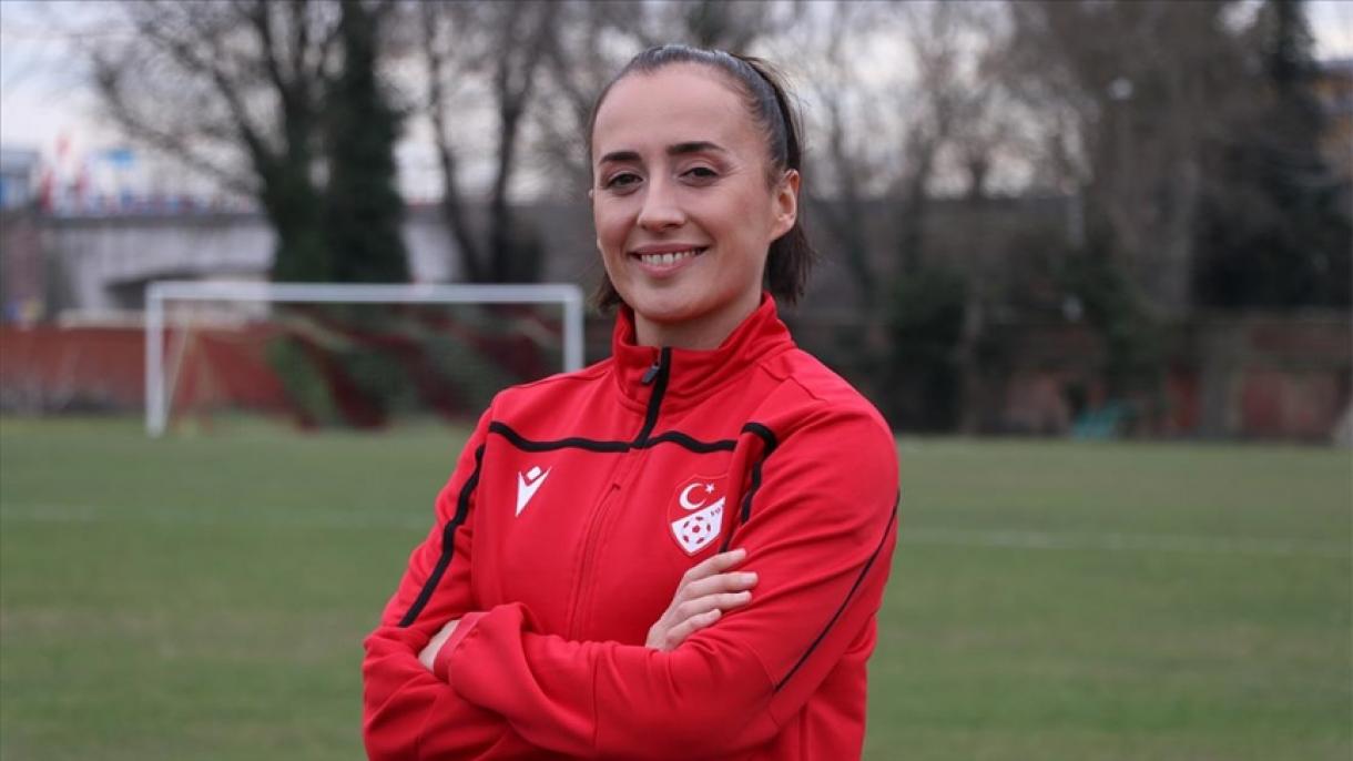 Cansu Tiryaki va arbitra la Campionatul European de Fotbal UEFA