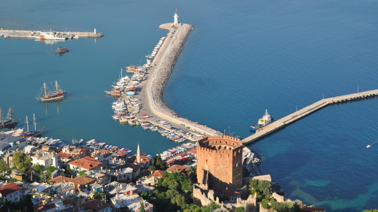 İlin ilk turist gəmisi Alanya limanında