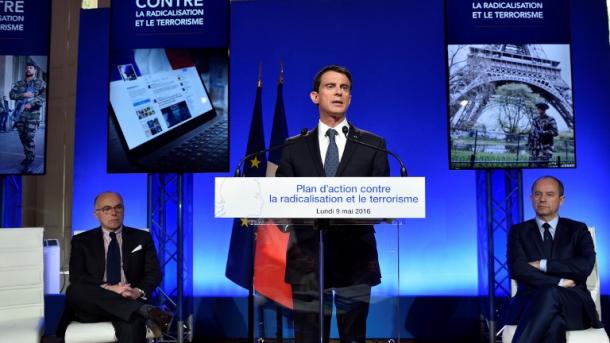 France: un centre de déradicalisation créé "dans chaque région" (Valls)