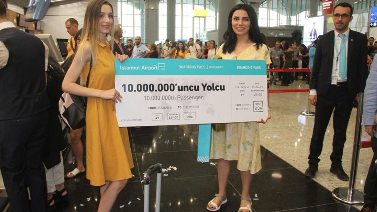 イスタンブール空港1000万人目の乗客誕生、サプライズなお出迎え