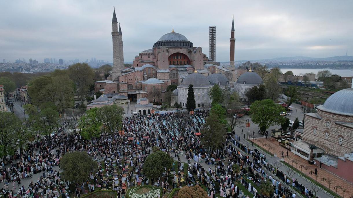 A muszlimok Türkiyében és a világ számos országában ünneplik a böjt megtörésének ünnepét