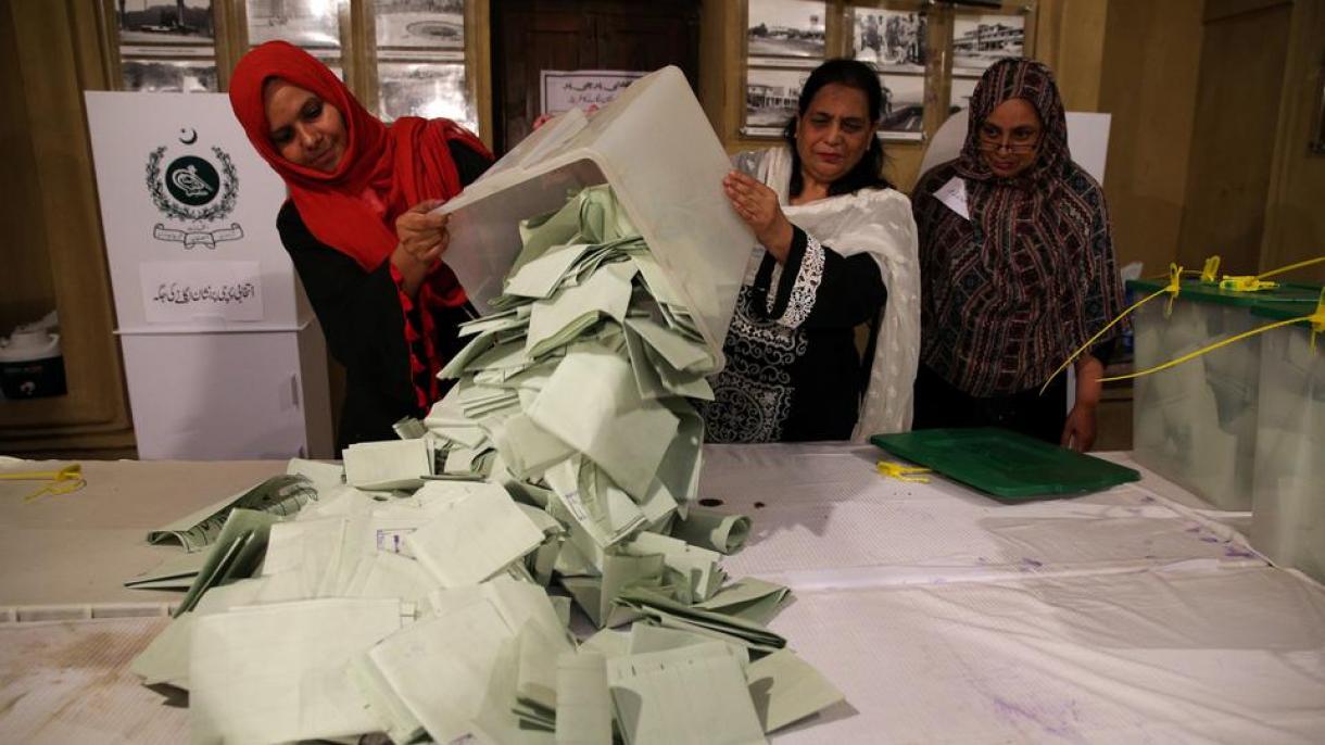 Paquistão: Vários partidos da oposição pedem novas eleições.